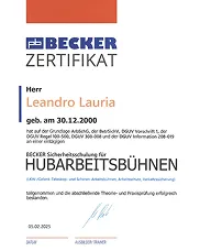 Zertifikat von pb Becker für Leandro Lauria über Sicherheitsausbildung für Hubarbeitsbühnen, ausgestellt am 02.02.2023.